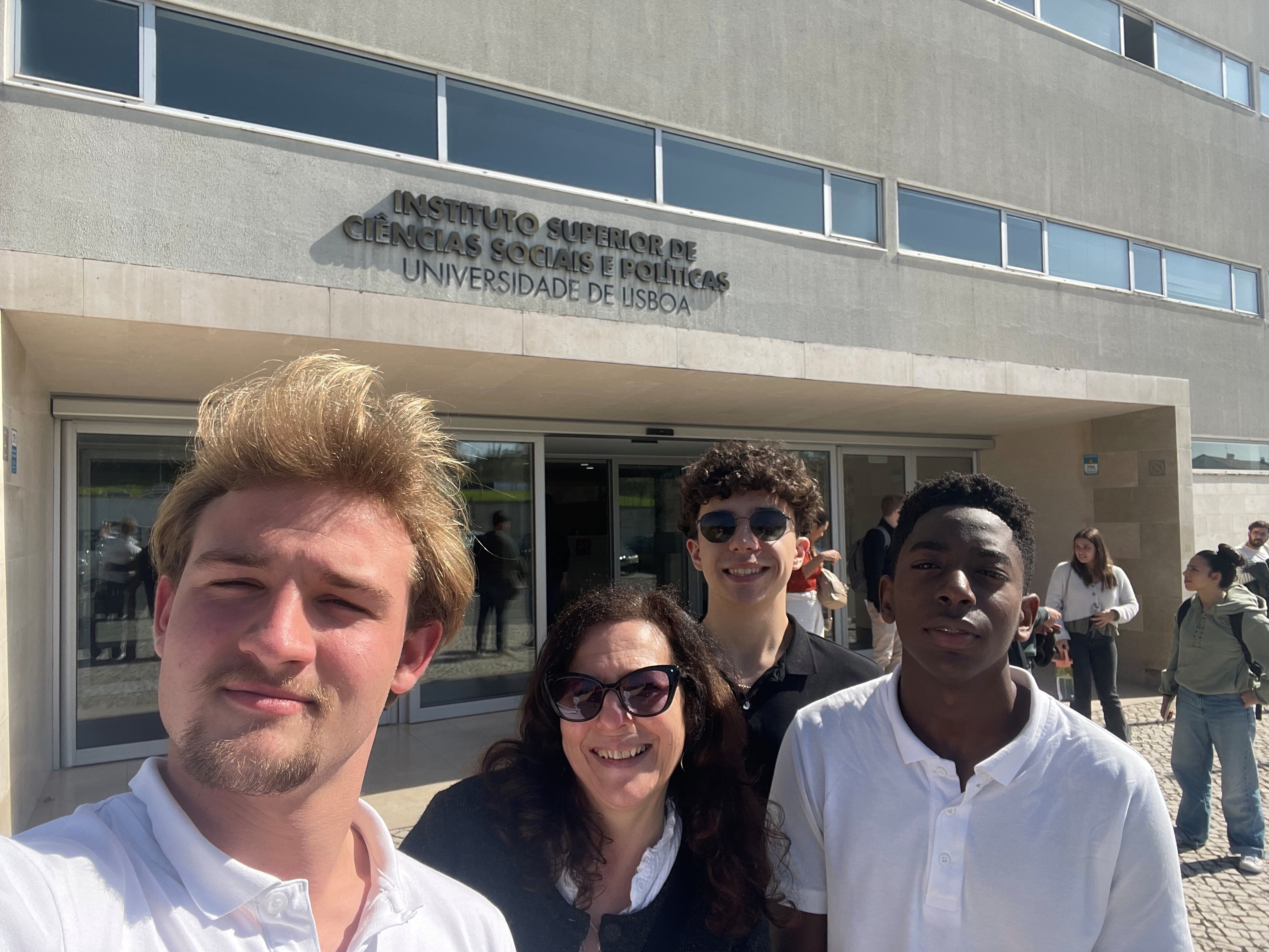 Grupo de alunos e docente no âmbito do concurso Escolas com Voz